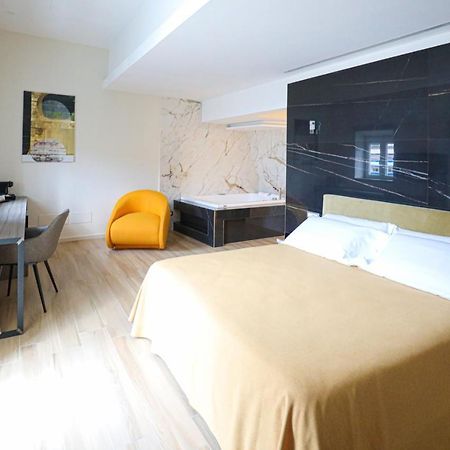 Municipio Luxury Suite เนเปิลส์ ภายนอก รูปภาพ