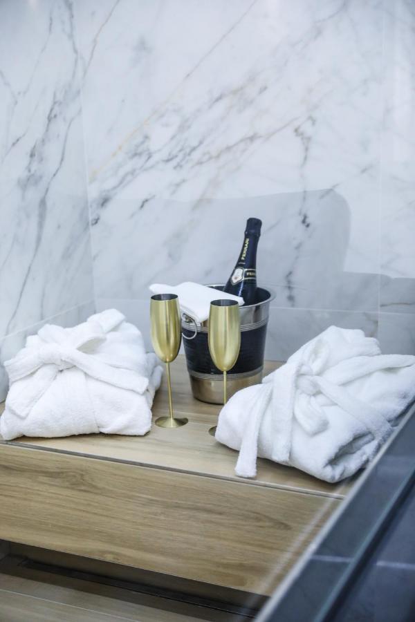Municipio Luxury Suite เนเปิลส์ ภายนอก รูปภาพ