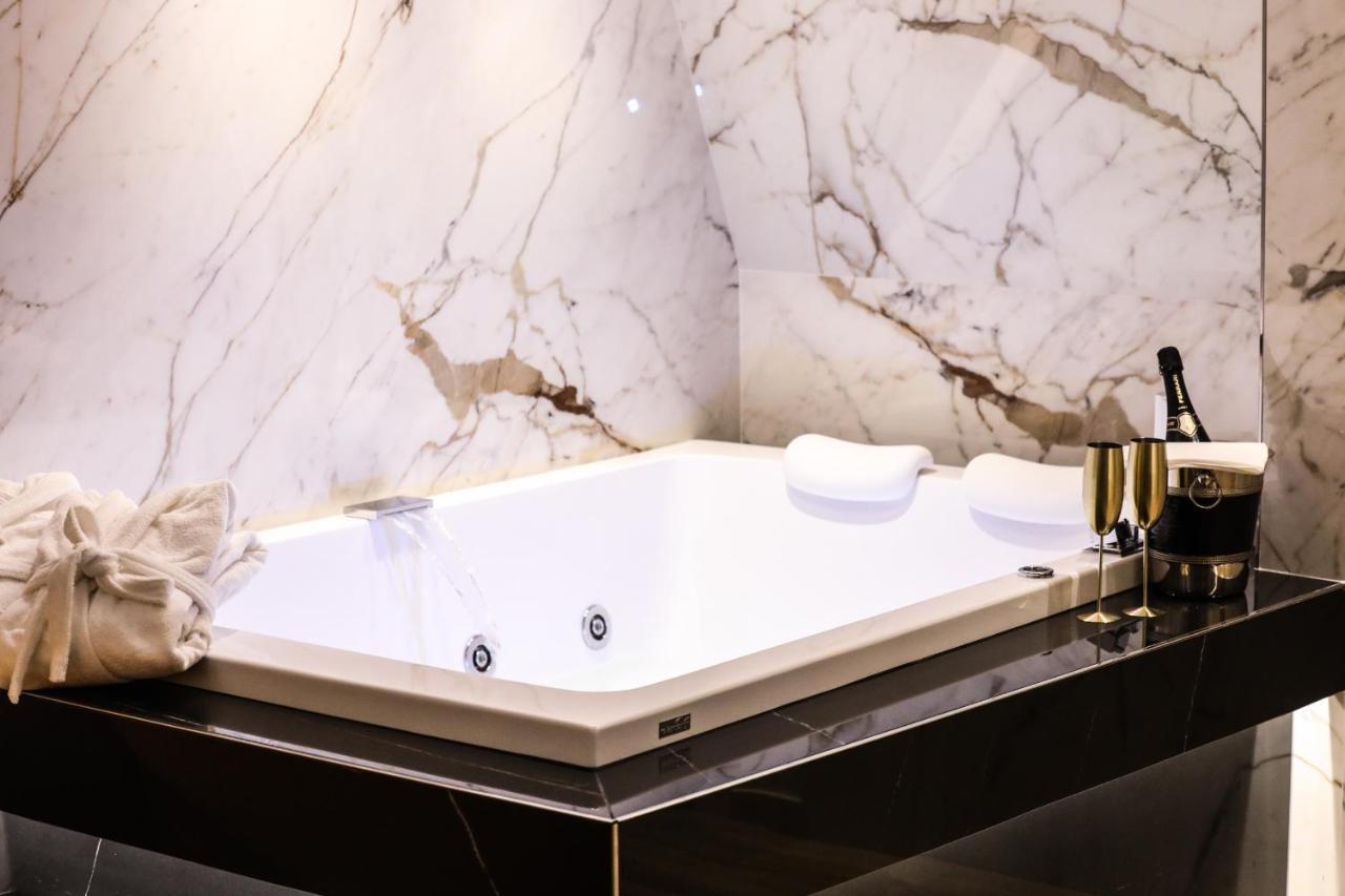 Municipio Luxury Suite เนเปิลส์ ภายนอก รูปภาพ