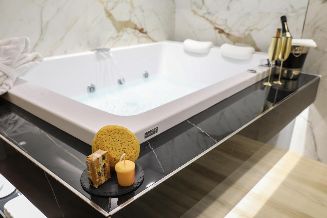 Municipio Luxury Suite เนเปิลส์ ภายนอก รูปภาพ