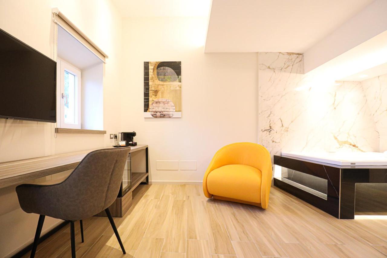 Municipio Luxury Suite เนเปิลส์ ภายนอก รูปภาพ